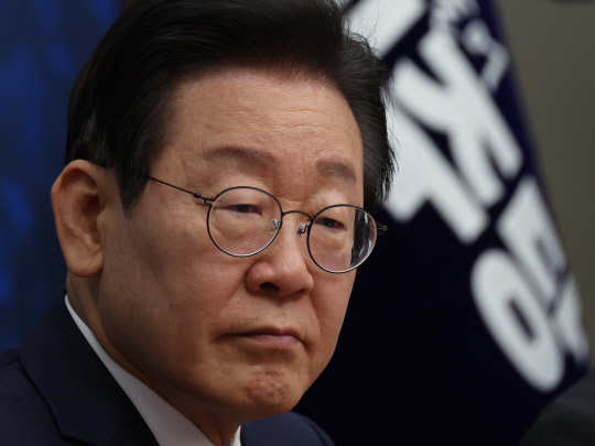 이재명 더불어민주당 대표가 30일 국회에서 열린 최고위원회의에서 굳은 표정을 짓고 있다. 연합뉴스